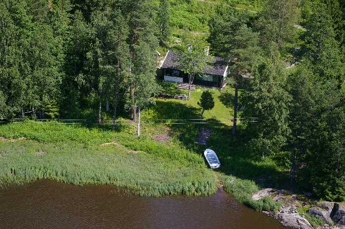 Das Angelboot liegt direkt vor dem Haus